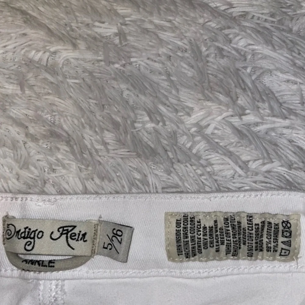 Indigo Rein Women White ankle Jeans size 5/26 Embroidered Flower raw distressed